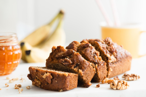 Envie d’un banana bread express ? Cette version sans prise de tête se prépare directement dans le plat