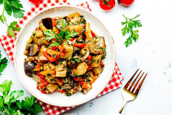 “Les puristes s'insurgeront, mais tant pis” : Stéphanie Le Quellec partage sa recette de ratatouille