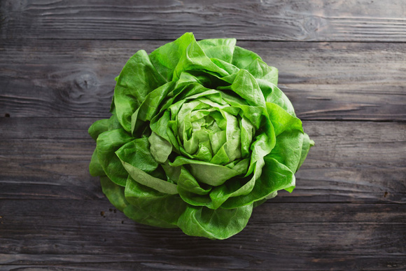Voici la petite astuce de grand-mère à connaître pour rafraîchir une salade un peu flétrie