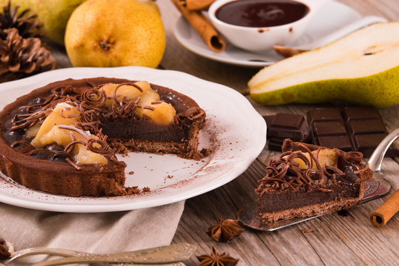 Tarte poires et chocolat. Adobestock