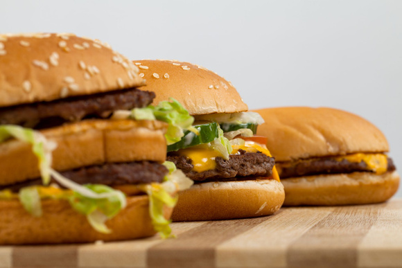 Nouveau pain, un peu plus de sauce, la recette de certains burgers stars de chez McDo change à partir d’aujourd’hui