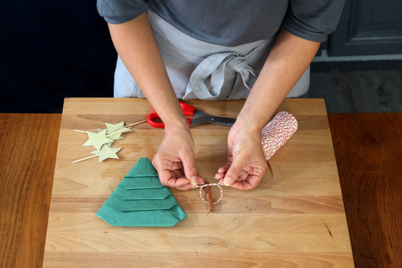 Comment faire un pliage de serviettes en forme de sapin de Noël ?