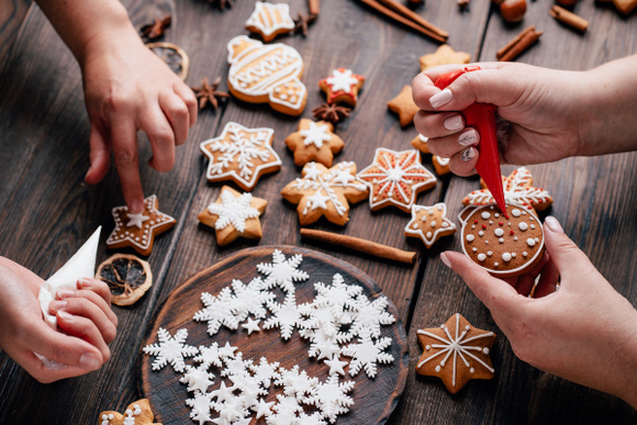 “C’est sympa, c’est ludique” : Philippe Etchebest livre sa recette de biscuits de Noël à faire en famille