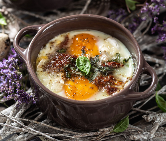 Œuf cocotte au fromage de chèvre et tomates séchées. Adobestock