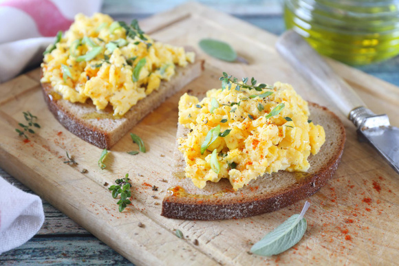 Œufs brouillés au four : la recette facile et sans galère pour un petit déj ou un brunch protéiné