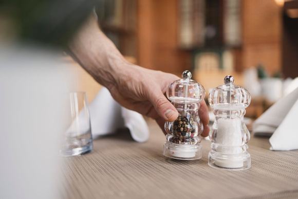 Pourquoi ne mettons-nous que du sel et du poivre comme condiments à table ?