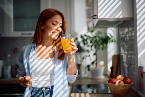 Ce célèbre nutritionniste de Harvard de 81 ans révèle pourquoi il boit un petit verre de jus d'orange chaque matin