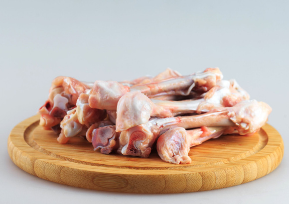 Cette entreprise veut que nous mangions les os de poulet. Bon appétit !