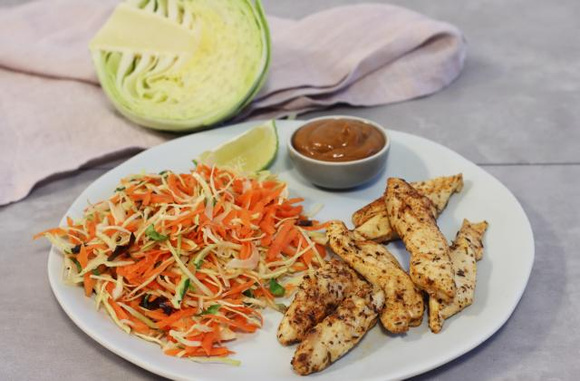 Salade de poulet grillé et sauce au beurre de cacahuète. 750g