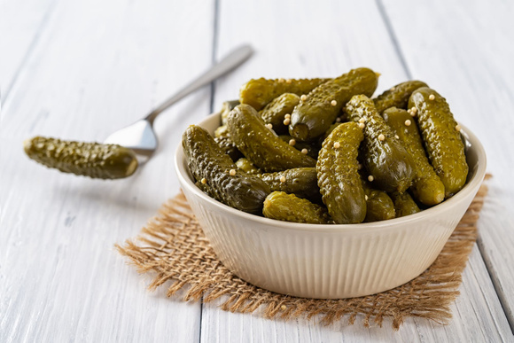 Manger des cornichons au début d’un repas peut avoir de vrais effets bénéfiques pour la santé, voici pourquoi