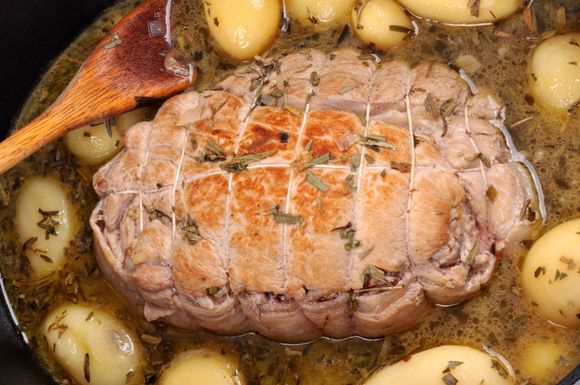 “Ces petits trucs donnent plus de goût et de saveur” : Cyril Lignac dévoile ses astuces pour un rôti de veau parfait