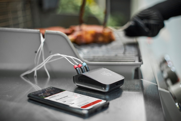 Accessoire Weber Connect (Smart Grilling Hub) qui s’adapte sur n’importe quel barbecue, jumelé avec l'appli Weber Connect
 