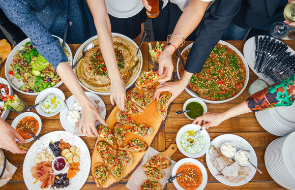 3 trucs de bon sens à ne pas oublier quand on apporte à manger chez des amis