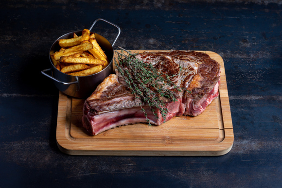 Côte de bœuf : le secret de la cheffe Stéphanie Le Quellec pour une viande parfaitement saignante et juteuse