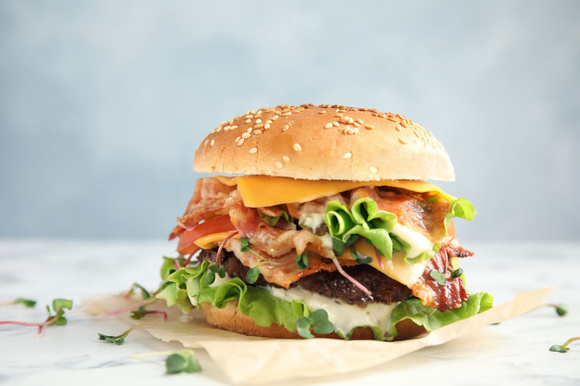 Denis Brogniart et Laurent Mariotte nous partagent une recette très gourmande de burger fermier