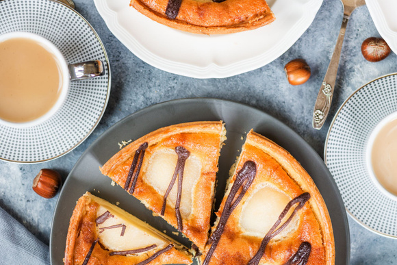 Tarte poire et chocolat Adobe stock