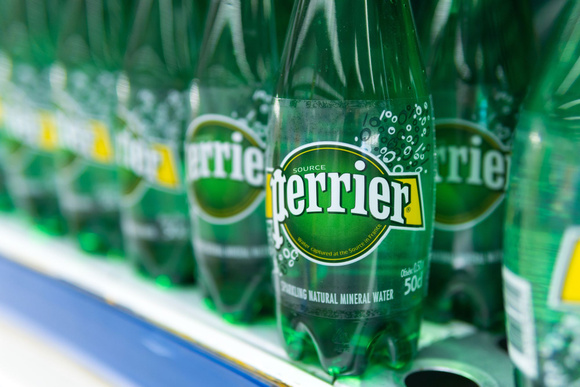 Eau gazeuse Perrier : peut-on consommer sans risque les bouteilles que l’on a chez soi ?