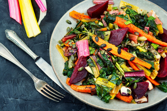 À la fois complète et équilibrée, cette salade de légumes rôtis est idéale pour bien commencer le printemps !