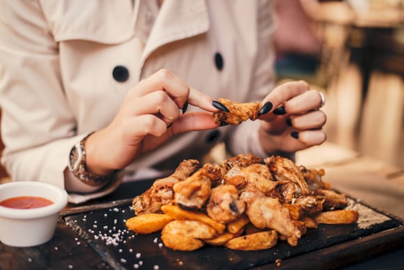 Cette technique parfaite pour manger les wings de poulet !