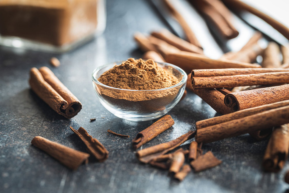 Votre cannelle en poudre n’est peut-être pas pure ! Voici une astuce très simple pour le vérifier