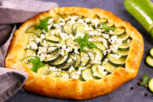 Cyril Lignac partage sa recette de tarte à la courgette, parfaite pour l’été !