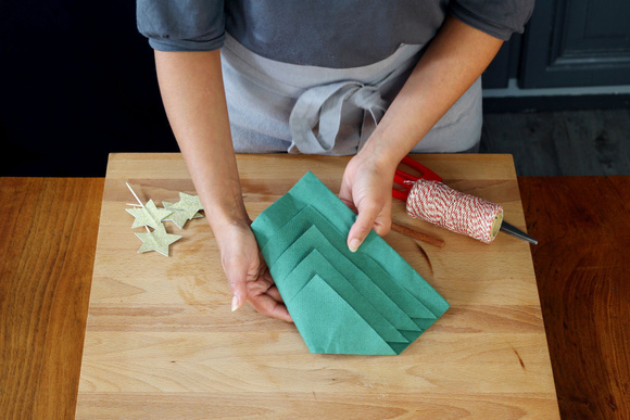 Comment faire un pliage de serviettes en forme de sapin de Noël ?