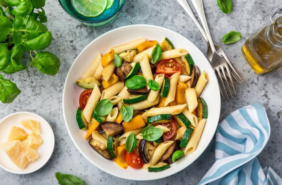Salade de pâtes aux légumes rôtis. Adobestock