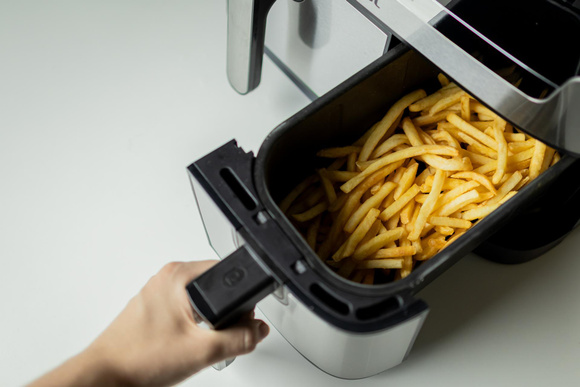 Air fryer contre four : temps, coût, taux de matière grasse, voici qui remporte le match après un test avec la cuisson de frites