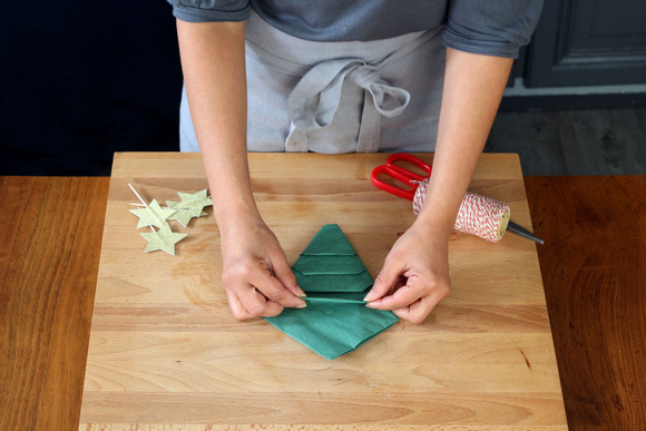 Comment faire un pliage de serviettes en forme de sapin de Noël ?