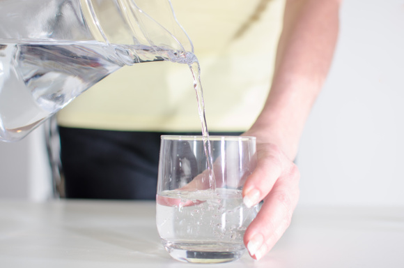 Faut-il éviter de boire de l’eau à table ?