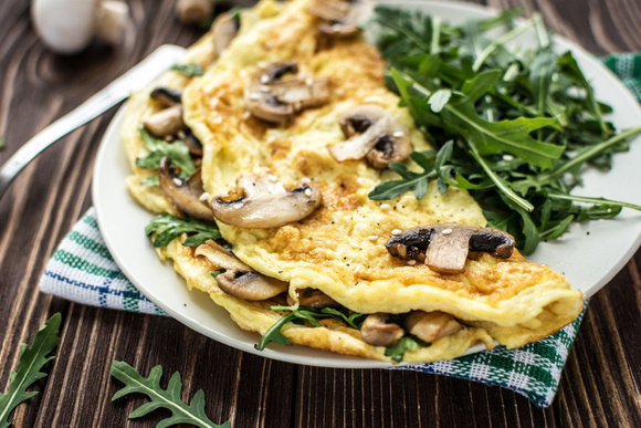 Omelette aux cèpes. Adobestock