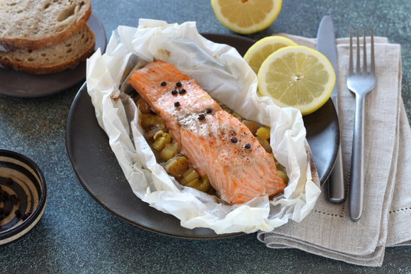 Cette recette saine mais gourmande est idéale pour cuisiner le saumon au mois de novembre !