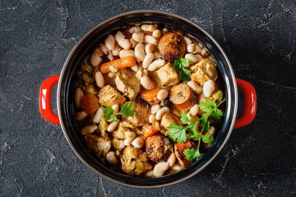 “Je le sais cette version n’est pas officielle” : Laurent Mariotte dévoile son cassoulet express à la saucisse de Morteau