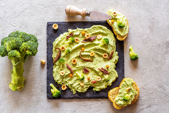 Ce croque à base de houmous de brocolis et mozzarella est la recette idéale pour les soirées de flemme !