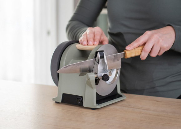 J’ai testé cet aiguiseur de couteaux pour ma cuisine : pourquoi il a tout changé dans ma manière de cuisiner