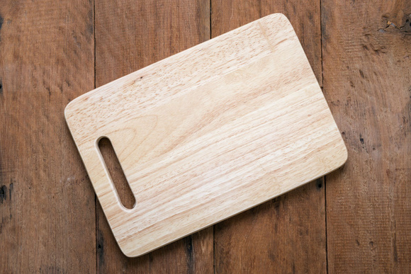 @ Adobe Stock/ Eliminer les odeurs de la planche à découper 
