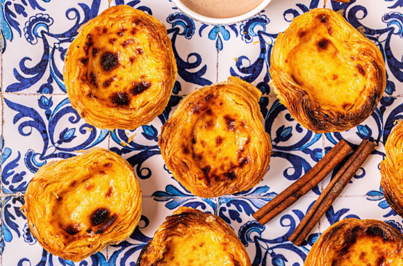 Les pasteis de nata sont usuellement saupoudrés d’un peu de cannelle. (@Adobe Stock)
 