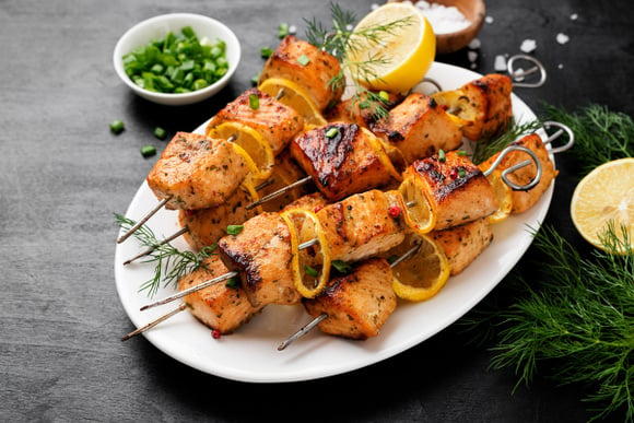 15 recettes de délicieuses brochettes pour vos barbecues cet été !