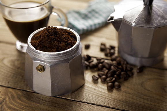 Les cafetières italiennes permettent de réaliser de bons espresso au goût prononcé. AdobeStock