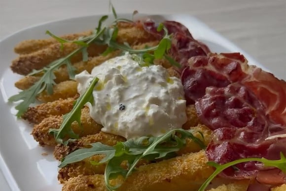 On a trouvé la meilleure façon de cuisiner les asperges blanches : bien croustillantes avec une panure au parmesan