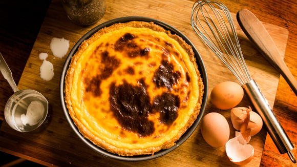 Transformez une simple pâte à crêpes en un flan ultra-crémeux (le résultat est magique)