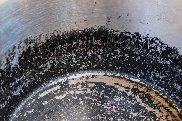 “Arrêtons de frotter, ça ne sert à rien” : l’astuce de ce pro du ménage pour les casseroles brûlées