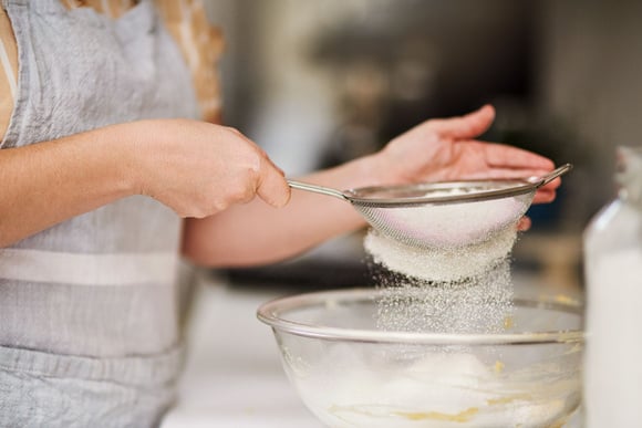 Comment nettoyer son tamis ou sa passoire efficacement et sans effort ?
