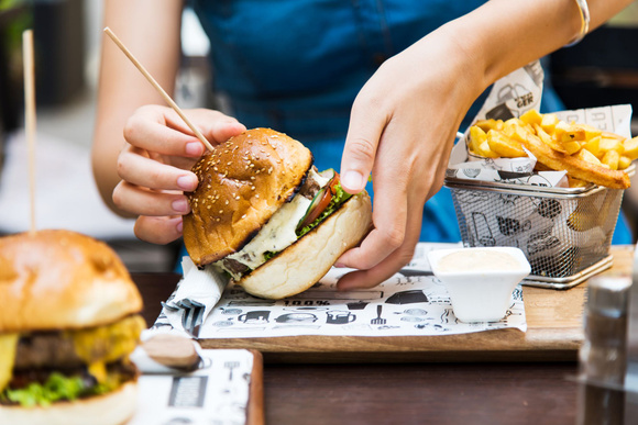 Manger 1 burger équivaut-il vraiment à prendre 25 douches ?