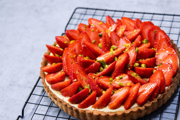 "Pour conserver tout le croustillant de la pâte..." : notre chef dévoile ses astuces pour réussir la tarte aux fraises !