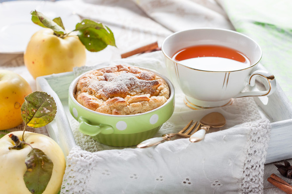 Clafoutis aux pommes. Adobestock