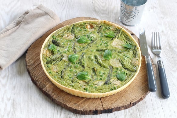 Quiche végétarienne aux asperges, petits pois et mâche. Silvia Santucci