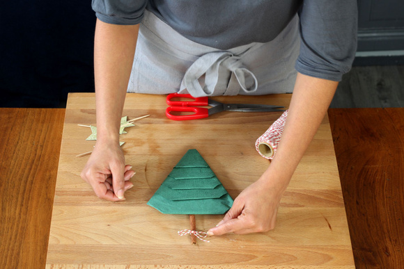 Comment faire un pliage de serviettes en forme de sapin de Noël ?
