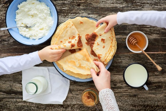 Cette recette gourmande de crêpes à la frangipane est le compromis parfait entre l’Épiphanie et la Chandeleur