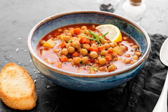 Le plat parfait à petit budget : l'incontournable potage aux pois chiches de nos grands-mères